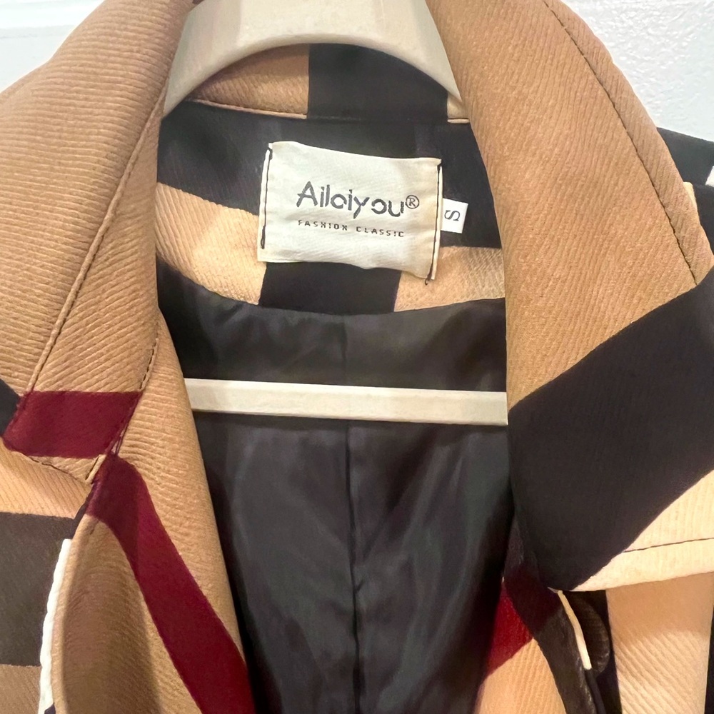 Women’s lightweight plaid coat.